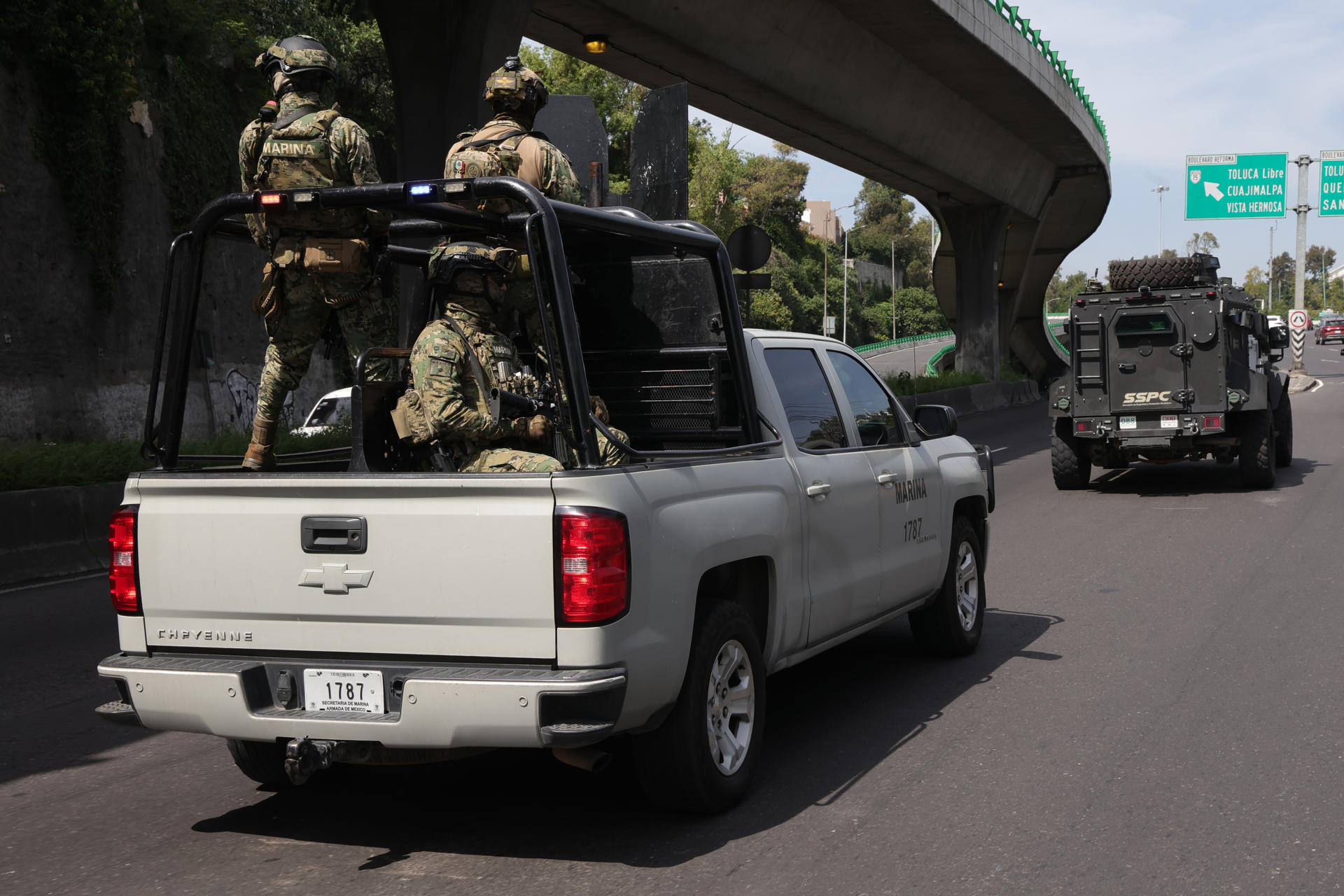 Integrantes de la Secretaría la Marina de México custodian un camión blindado que traslada al exgobernador de Baja California Norte, Ernesto Ruffo Appel, al penal de Almoloya este domingo, desde Ciudad de México (México). EFE/ Madla Hartz