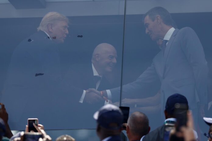 El presidente estadounidense, Donald Trump, saludó al presidente español, Pedro Sánchez en East Rutherford, New Jersey, USA. EFE/EPA/WILL OLIVER
