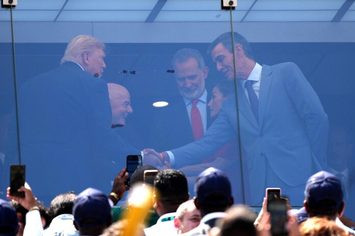 El presidente de Estados Unidos, Donald Trump (i) saluda al presidente del Gobierno de España, Pedro Sánchez en el partido de la final del Mundial de la FIFA 2026 entre España y Argentina en el estadio MetLife en Nueva Jersey (Estados Unidos). EFE/ Octavio Guzman
