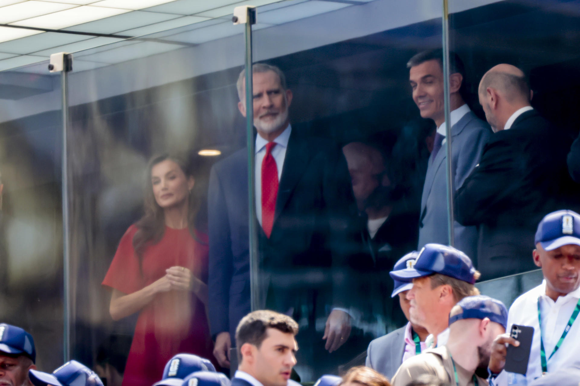 Los Reyes de España y el presidente del Gobierno, Pedro Sánchez (d), antes del inicio de la final del Mundial 2026 que disputan este domingo frente a la selección de Argentina en el MetLife Stadium de Nueva Jersey (EEUU). EFE/Lavandeira Jr.