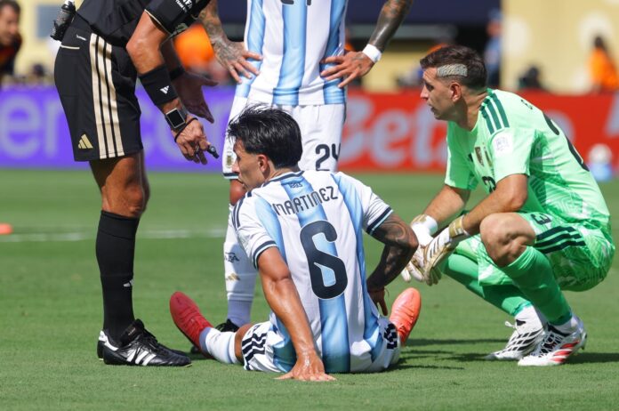 El defensa Lisandro Martinez  en el partido de la final del Mundial de la FIFA 2026 entre España y Argentina en el estadio MetLife en Nueva Jersey (Estados Unidos) EFE/EPA/CHRISTOPHER NEUNDORF
