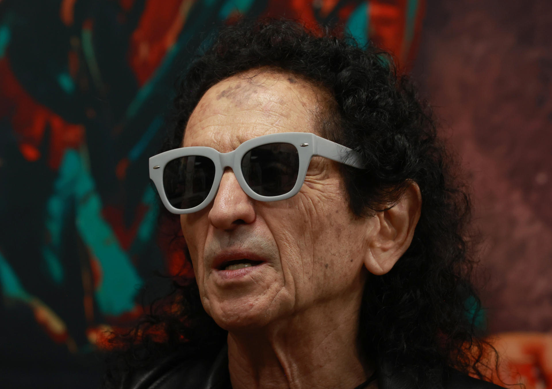 El cantautor mexicano y líder de la banda de rock 'El Tri' Alex Lora habla durante una entrevista con EFE este sábado, en Ciudad de México (México). EFE/ Mario Guzmán