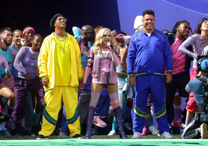 La cantante estadounidense Madonna (C) actúa flanqueada por los exfutbolistas brasileños Ronaldinho (I) y Ronaldo durante el espectáculo del entretiempo de la final de la Copa Mundial de la FIFA 2026 entre España y Argentina, en Nueva Jersey, EE. UU., el 19 de julio de 2026.EFE/CHRISTOPHER NEUNDORF
