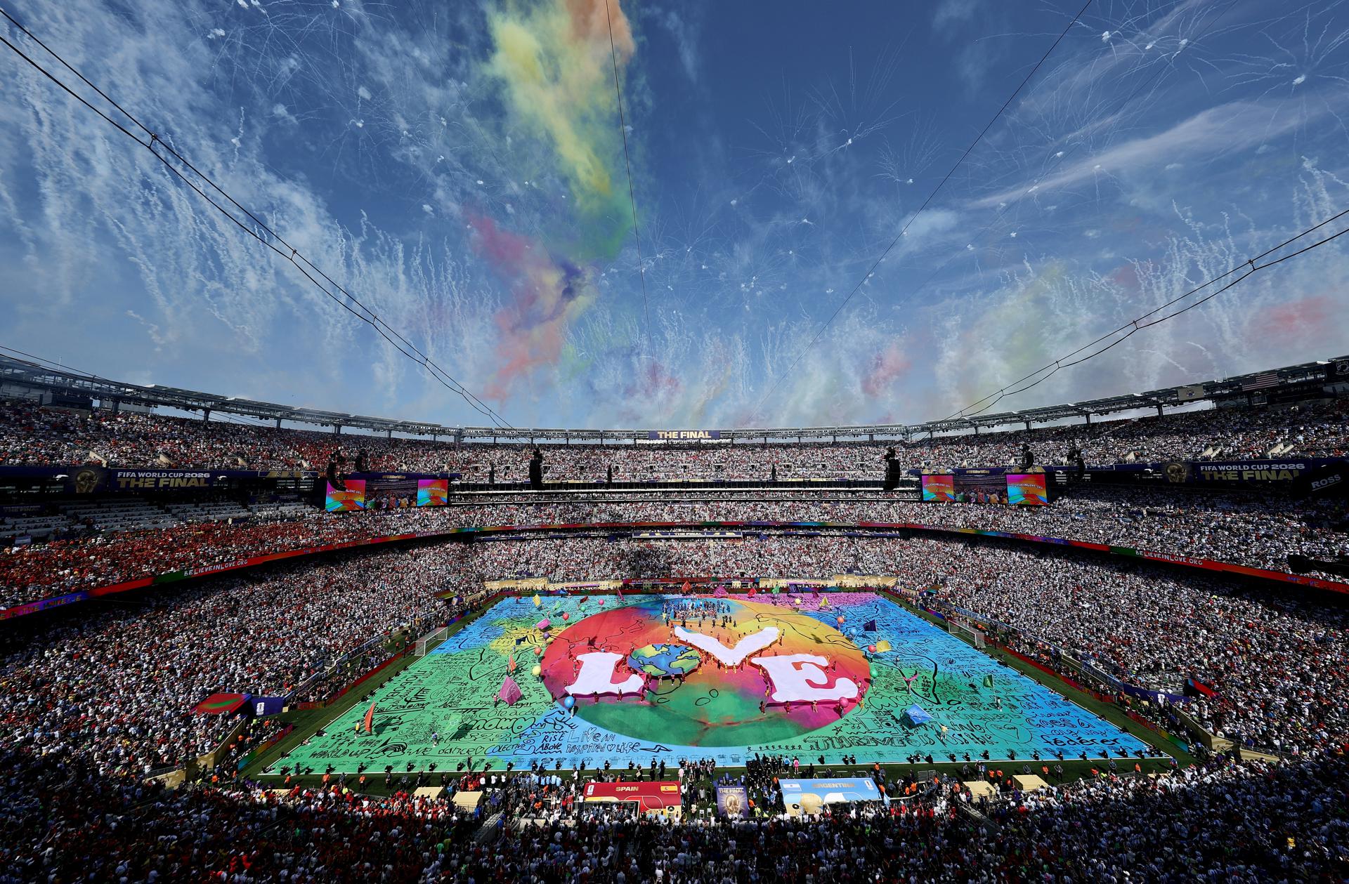 Vista general del estadio durante el espectáculo del entretiempo de la final de la Copa Mundial de la FIFA 2026 entre España y Argentina, en Nueva Jersey, EE. UU., el 19 de julio de 2026. EFE/Ronald Wittek