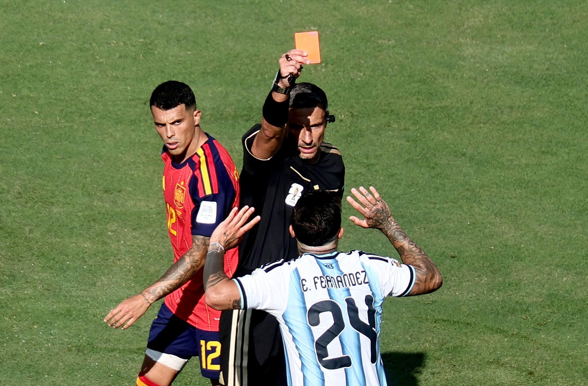 El árbitro Slavko Vincic muestra la roja a Enzo fernández en el partido de la final del Mundial de la FIFA 2026 entre España y Argentina en el estadio MetLife en Nueva Jersey (Estados Unidos). EFE/EPA/RONALD WITTEK