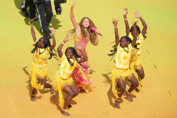 La cantante colombiana Shakira y las integrantes de Triplets Ghetto Kids se presentan en el show de medio tiempo este domingo, en el partido de la final del Mundial de la FIFA 2026 entre España y Argentina en el estadio MetLife en Nueva Jersey (Estados Unidos). EFE/ Omar Alonso
