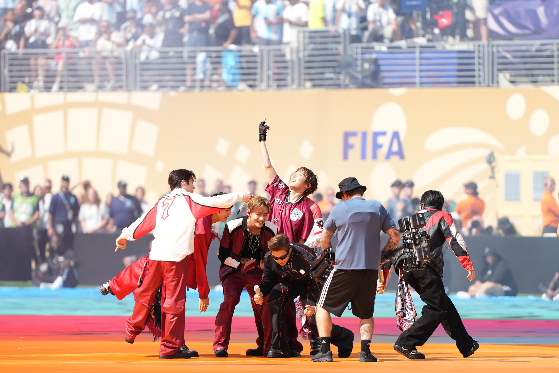 La agrupación surcoreana BTS se presenta en el show de medio tiempo este domingo, durante el partido de la final del Mundial de la FIFA 2026 entre España y Argentina en el estadio MetLife en Nueva Jersey (Estados Unidos). EFE/ Octavio Guzman
