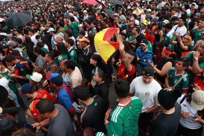 Aficionados observan este domingo, la transmisión de la final del Mundial de la FIFA 2026 entre España y Argentina en el Fan Fest del Zócalo de Ciudad de México (México). EFE/Mario Guzmán

