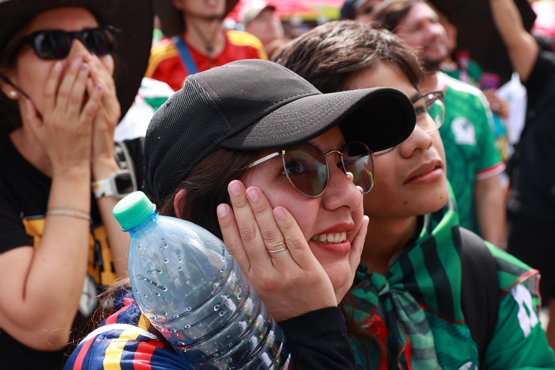 Una aficionada observa este domingo, la transmisión de la final del Mundial de la FIFA 2026 entre España y Argentina en el Fan Fest del Zócalo de Ciudad de México (México). EFE/Mario Guzmán