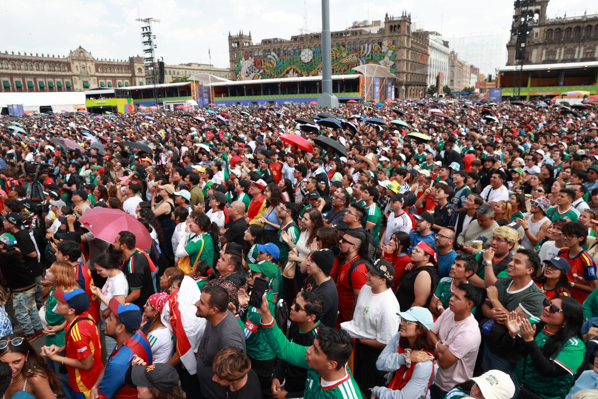 Aficionados observan este domingo, la transmisión de la final del Mundial de la FIFA 2026 entre España y Argentina en el Fan Fest del Zócalo de Ciudad de México (México). EFE/Mario Guzmán