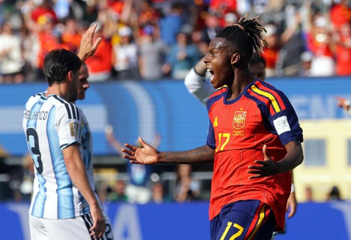 Nico Williams lamenta el gol anulado en el partido de la final del Mundial de la FIFA 2026 entre España y Argentina en el estadio MetLife en Nueva Jersey (Estados Unidos). EFE/EPA/CHRISTOPHER NEUNDORF
