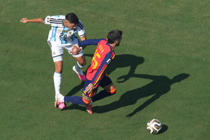 Álex Baena (d) de España disputa el balón con Nahuel Molina de Argentina este domingo, en el partido de la final del Mundial de la FIFA 2026 entre España y Argentina en el estadio MetLife en Nueva Jersey (Estados Unidos). EFE/ Omar Alonso
