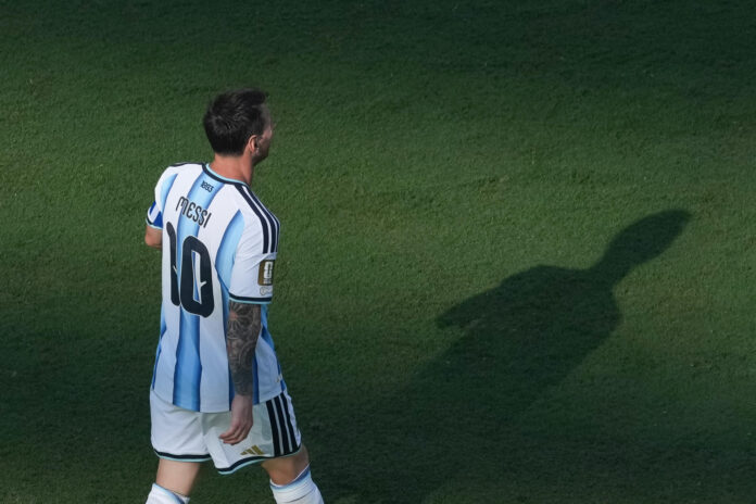 Lionel Messi de Argentina reacciona este domingo, en el partido de la final del Mundial de la FIFA 2026 entre España y Argentina en el estadio MetLife en Nueva Jersey (Estados Unidos). EFE/ Omar Alonso
