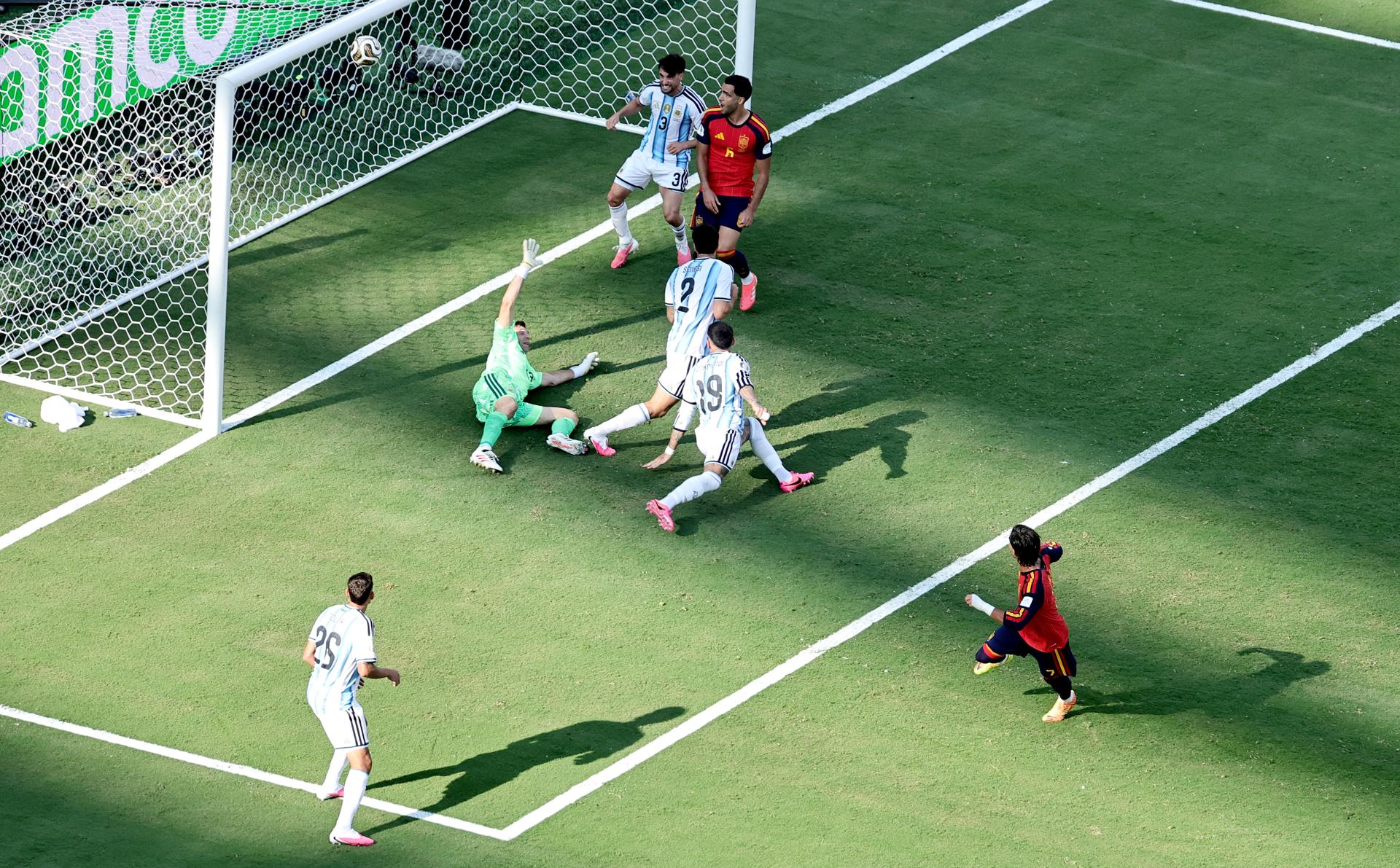 Ferrán Torres de España logra un gol este domingo, en la final del Mundial de la FIFA 2026 entre España y Argentina en el estadio MetLife en East Rutherford (NJ, EE.UU.). EFE/EPA/RONALD WITTEK