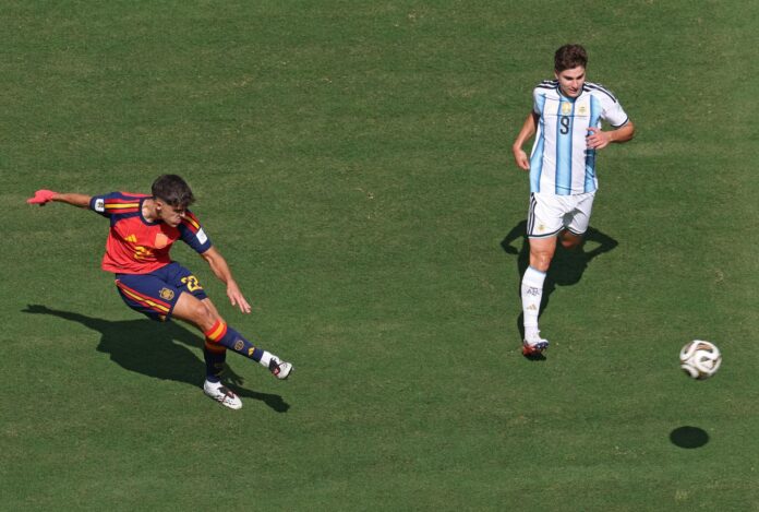 l central de la selección española Pau Cubarsí fue elegido como el mejor jugador joven del Mundial 2026 EFE/EPA/SARAH YENESEL
