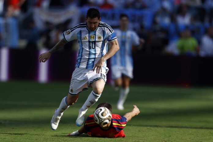 Lionel Messi de Argentina reacciona este domingo, al finalizar el partido de la final del Mundial de la FIFA 2026 entre España y Argentina en el estadio MetLife en Nueva Jersey (Estados Unidos EFE/EPA/WILL OLIVER
