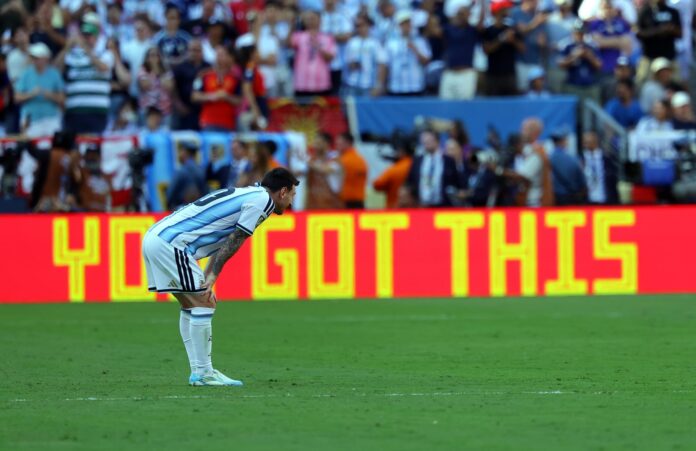 Lionel Messi de Argentina reacciona este domingo, al finalizar el partido de la final del Mundial de la FIFA 2026 entre España y Argentina en el estadio MetLife en Nueva Jersey (Estados Unidos). EFE/EPA/CHRISTOPHER NEUNDORF
