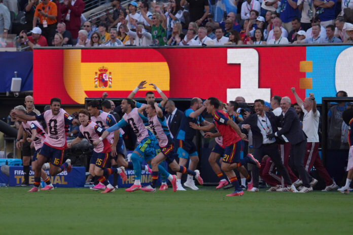 Jugadores de España y de Argentina discuten este domingo, al finalizar el partido de la final del Mundial de la FIFA 2026 entre España y Argentina en el estadio MetLife en Nueva Jersey (Estados Unidos). EFE/ Angel Colmenares
