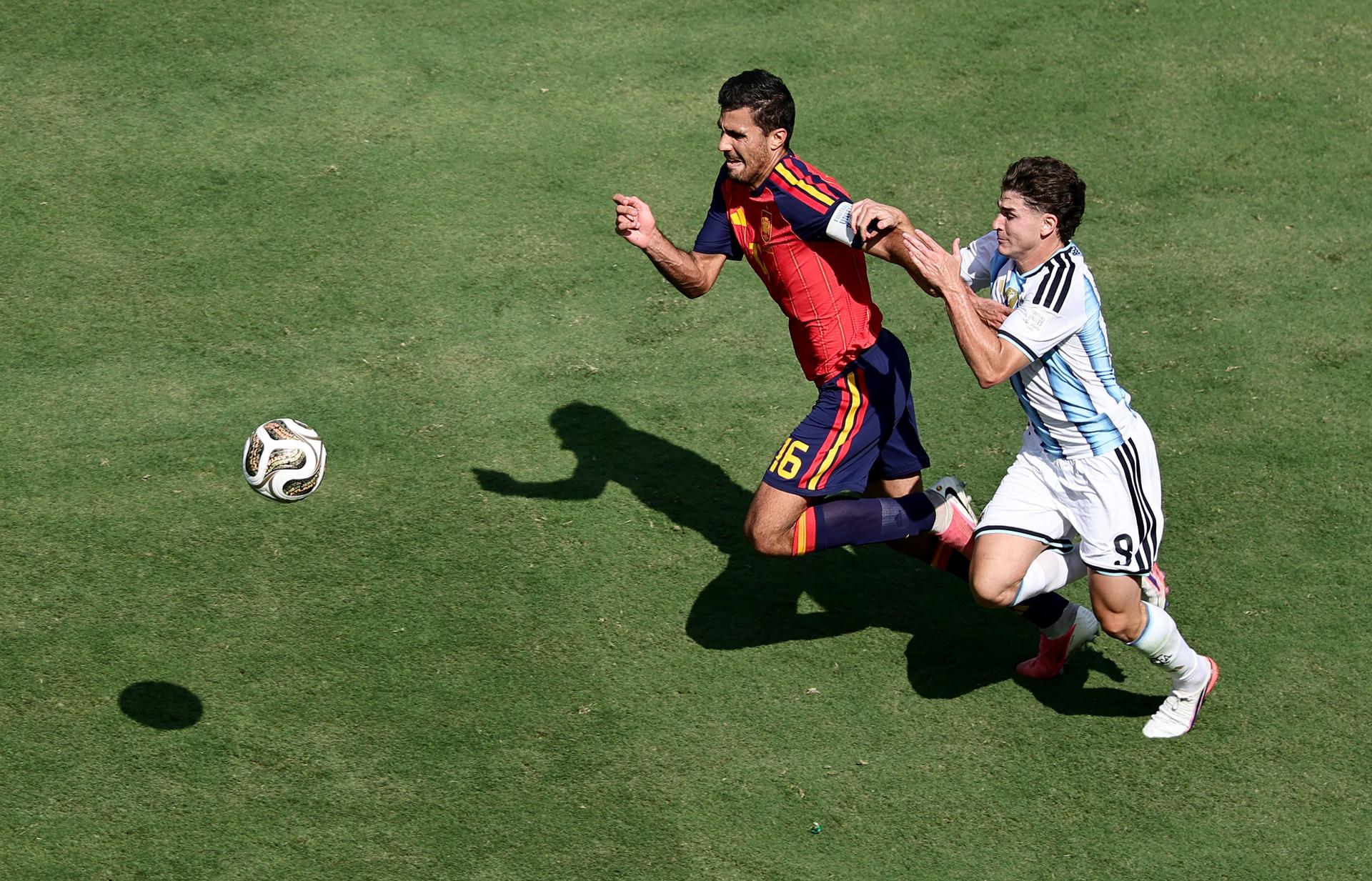 Rodri Hernández (d) de España disputa el balón con Julián Álvarez este domingo, en la final del Mundial de la FIFA 2026 entre España y Argentina en el estadio MetLife en East Rutherford (NJ, EE.UU.).EFE/EPA/RONALD WITTEK