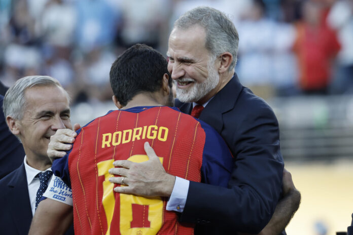 El rey Felipe VI de España felicita a Rodri Hernández de España este domingo, en las premiaciones del Mundial de la FIFA 2026 en el estadio MetLife en East Rutherford (NJ, EE.UU.). EFE/ Lavandeira Jr
