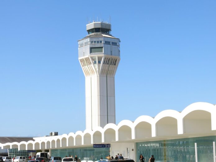 Más de 15 vuelos cancelados en el Aeropuerto Internacional Luis Muñoz Marín (SJU) debido a las condiciones climatológicas adversas que impactan el este de Estados Unidos, según informó este domingo Aerostar, empresa que administra las instalaciones aéreas. Fotografía de archivo. EFE/ALFONSO RODRIGUEZ
