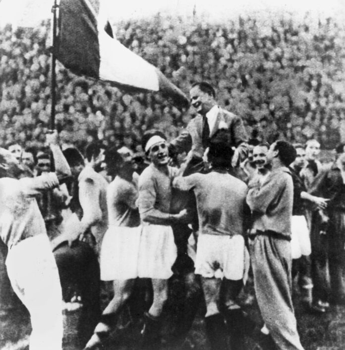 EL seleccionador italiano, Vittorio Pozzo, es levantado a hombros por los futbolistas italianos, tras vencer en la final del campeonato del mundo al equipo de Checoeslovaquia. EFE
