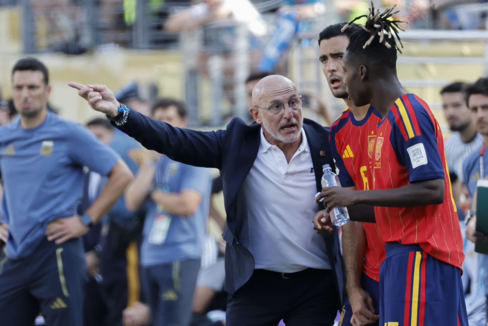 El seleccionador de España Luis de la Fuente (i) da indicaciones a Mikel Merino (c) y Nico Williams este domingo, en la final del Mundial de la FIFA 2026 entre España y Argentina en el estadio MetLife en East Rutherford (NJ, EE.UU.). EFE/ Lavandeira Jr
