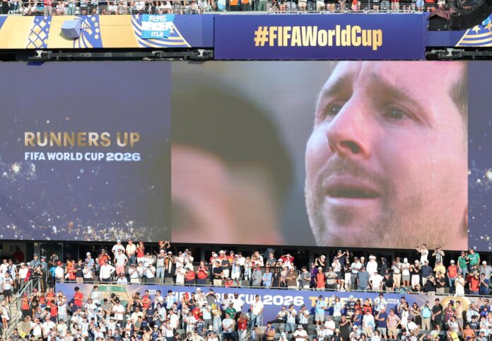 ionel Messi de Argentina reacciona este domingo, en el partido de la final del Mundial de la FIFA 2026 entre España y Argentina en el estadio MetLife en Nueva Jersey (Estados Unidos). EFE/EPA/SARAH YENESEL
