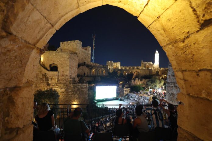 ersonas se reúnen para ver la transmisión en vivo de la final de la Copa Mundial de la FIFA 2026 entre Argentina y España en el museo David Tour en la ciudad vieja de Jerusalén, 19 de julio de 2026. (Mundial de Fútbol, España, Jerusalén) EFE/EPA/ABIR SULTAN
 
//////////
 
JERUSALEM (-), 19/07/2026.- People gather to watch the live broadcast of the FIFA World Cup 2026 final match between Argentina and Spain at the David Tour museum in the old city of Jerusalem, 19 July 2026. (Mundial de Fútbol, España, Jerusalén) EFE/EPA/ABIR SULTAN

