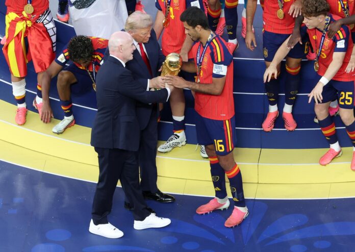 (I-D) El presidente de la FIFA, Gianni Infantino, y el presidente de EE. UU., Donald Trump (al fondo), entregan la Copa del Mundo al capitán de España, Rodri, en el podio tras la final de la Copa Mundial de la FIFA 2026, España contra Argentina, en Nueva Jersey, EE. UU., el 19 de julio de 2026. (España) EFE/EPA/SARAH YENESEL
