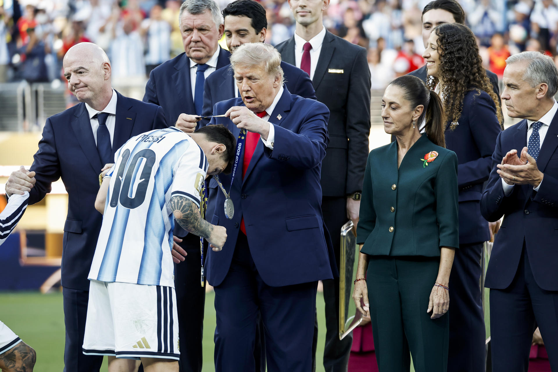 El presidente de EE.UU., Donald Trump, entrega una medalla a Lionel Messi de Argentina este domingo, en las premiaciones del Mundial de la FIFA 2026 en el estadio MetLife en East Rutherford (NJ, EE.UU.). EFE/ Lavandeira Jr