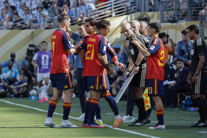 Fabián Ruiz (i) y Mikel Oyarzabal (2-i) de España salen del campo este domingo, en la final del Mundial de la FIFA 2026 entre España y Argentina en el estadio MetLife en East Rutherford (NJ, EE.UU.). EFE/ Lavandeira Jr
