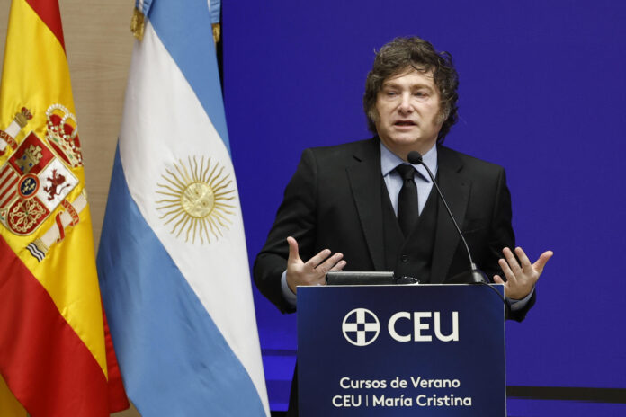 Fotografía de archivo del 26 de junio de 2026 en la que se observa al presidente de Argentina, Javier Milei, al recibir la Medalla de Honor de la universidad privada CEU San Pablo durante una visita a Madrid (España). EFE/Chema Moya
