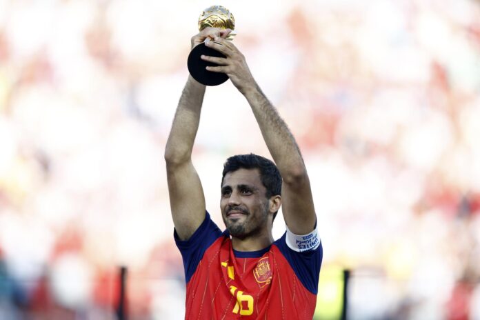 Rodri, de España, posa con el trofeo de jugador del torneo en la ceremonia de entrega de premios tras el partido final de la Copa Mundial de la FIFA 2026 entre España y Argentina, en East Rutherford, Nueva Jersey, EE. UU., el 19 de julio de 2026. (España) EFE/EPA/WILL OLIVER
 
//////////
 
EAST RUTHERFORD (United States), 20/07/2026.- Rodri of Spain poses with the player of the tournament trophy at the awards ceremony after the FIFA World Cup 2026 final match Spain against Argentina, in East Rutherford, New Jersey, USA, 19 July 2026. (España) EFE/EPA/WILL OLIVER

