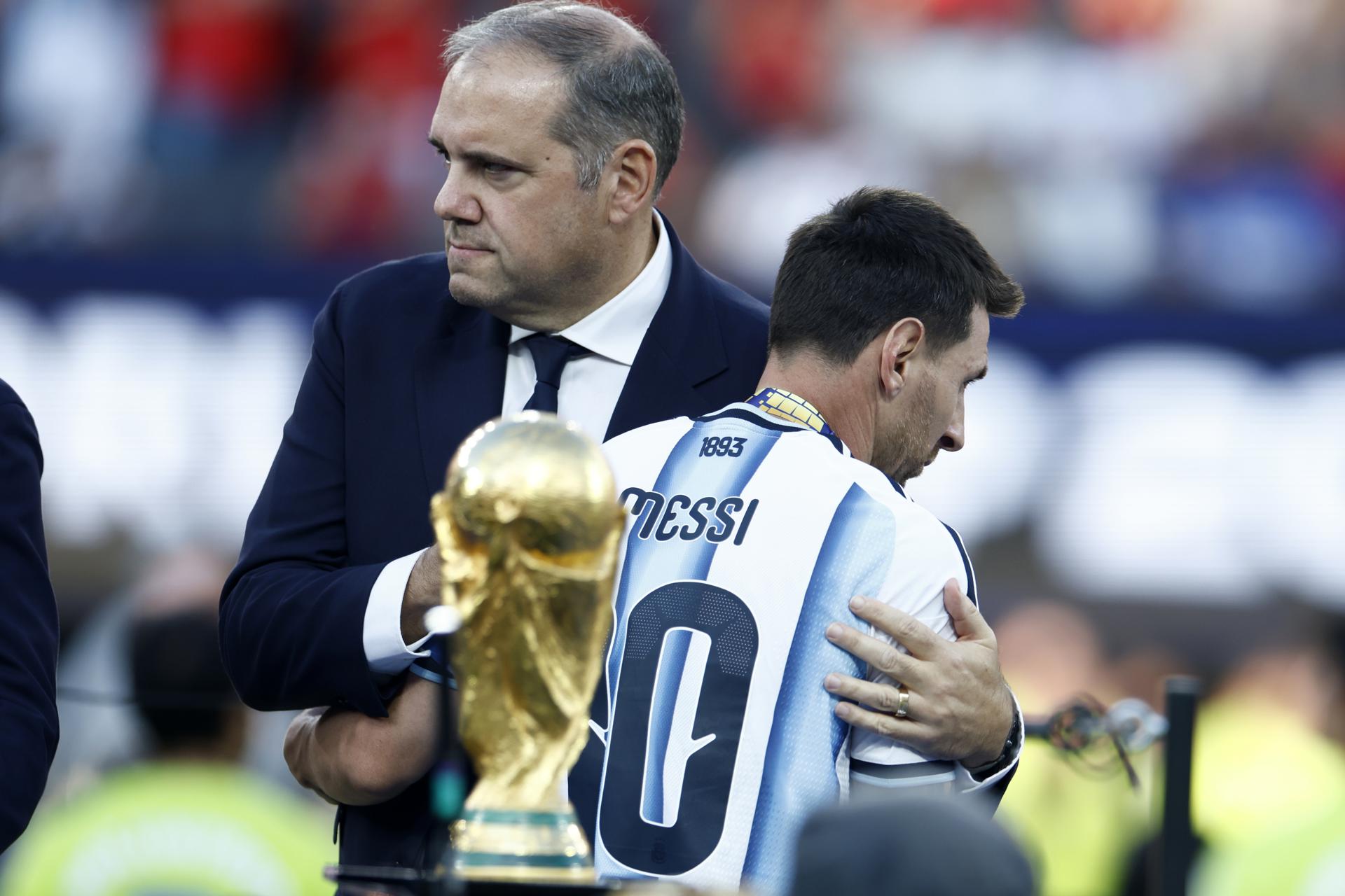 Lionel Messi y el pesidente de la la CONCACF Victor Montagliani,al finalizar el partido de la final del Mundial de la FIFA 2026 entre España y Argentina en el estadio MetLife en Nueva Jersey (Estados Unidos). EFE/EPA/WILL OLIVER