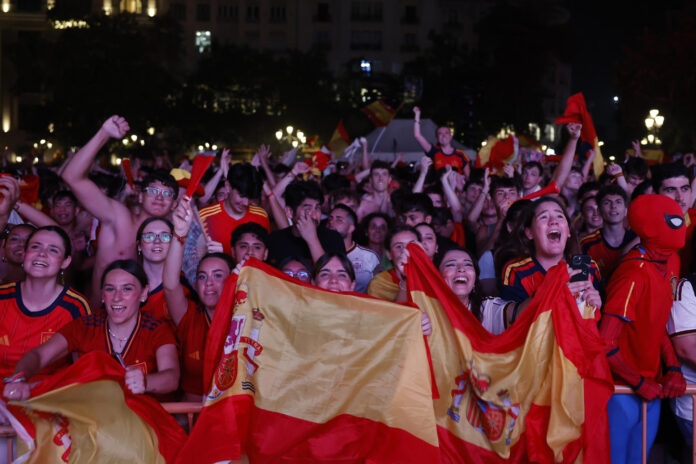 Aficionados españoles celebran este domingo en la plaza del ayuntamiento de Valencia la victoria de España en la final del Mundial 2026 que han disputado frente a Argentina en el MetLife Stadium de Nueva Jersey. EFE / Ana Escobar.
