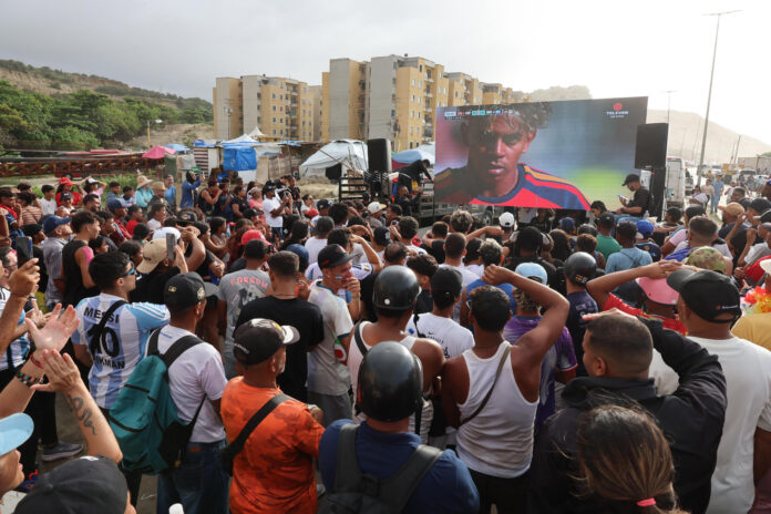 Personas afectadas por los terremotos de Venezuela el 24 de junio observan la transmisión de la final del Mundial de la FIFA 2026 entre España y Argentina en La Guaira (Venezuela). EFE/ Miguel Gutierrez
