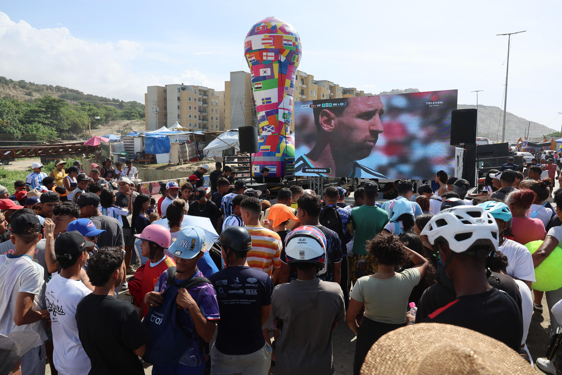 Personas afectadas por los terremotos de Venezuela el 24 de junio observan la transmisión de la final del Mundial de la FIFA 2026 entre España y Argentina een La Guaira (Venezuela). EFE/ Miguel Gutierrez