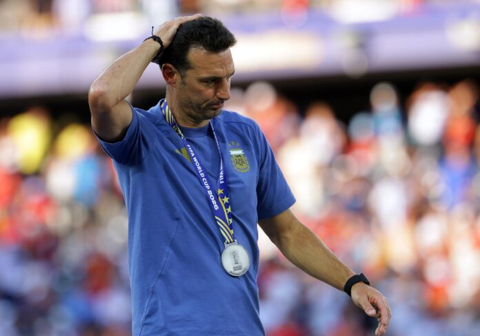El seleccionador de Argentina, Lionel Scaloni, reacciona tras perder la final del Mundial de Fútbol 2026 ante España. (España) EFE/EPA/CHRISTOPHER NEUNDORF
