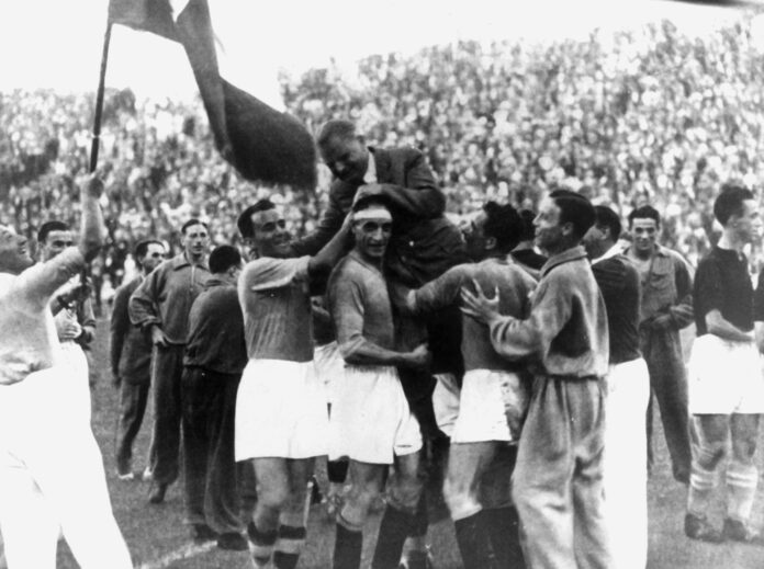 Fotografía de archivo del 10 de junio de 1934 en la que se observa al entrenador de la selección italiana de fútbol, Vittorio Pozzo, al ser llevado en hombros por sus jugadores tras haber vencido en la final del Mundial Italia'34 a Checoslovaquia en Roma (Italia). Los jugadores Umberto Caligaris (ondeando la bandera), Enrique Guaita, Luigi Bertolini, Luis Monti, Felice Borel, Mario Varglien(estos dos con chandal) y Giovanni Ferrari, aparecen en la foto. EFE/ARCHIVO 
EFE
