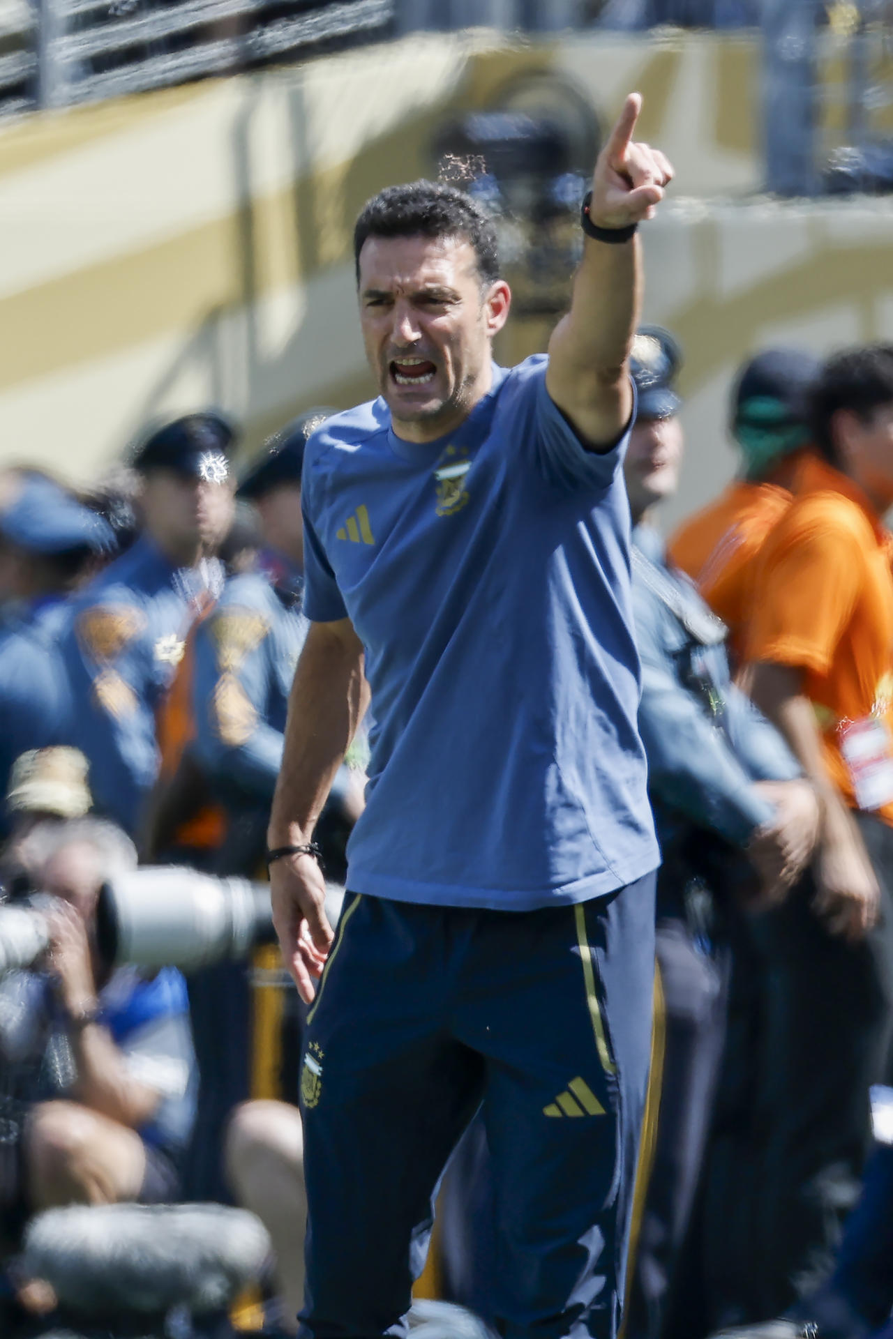 El seleccionador de Argentina, Lionel Scaloni, dirige en la final del Mundial 2026 entre España y Argentina en el estadio MetLife en East Rutherford (EE.UU.). EFE/ Lavandeira Jr