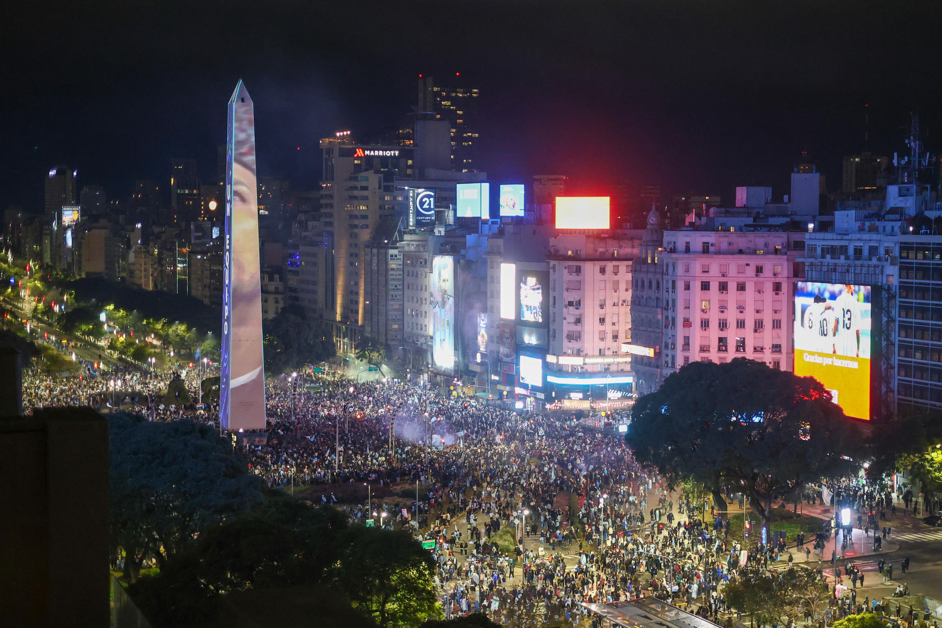 Aficionados argentinos reaccionan tras la derrota de su selección ante España en la final del Mundial de la FIFA 2026 en Buenos Aires (Argentina). EFE/ Juan Ignacio Roncoroni