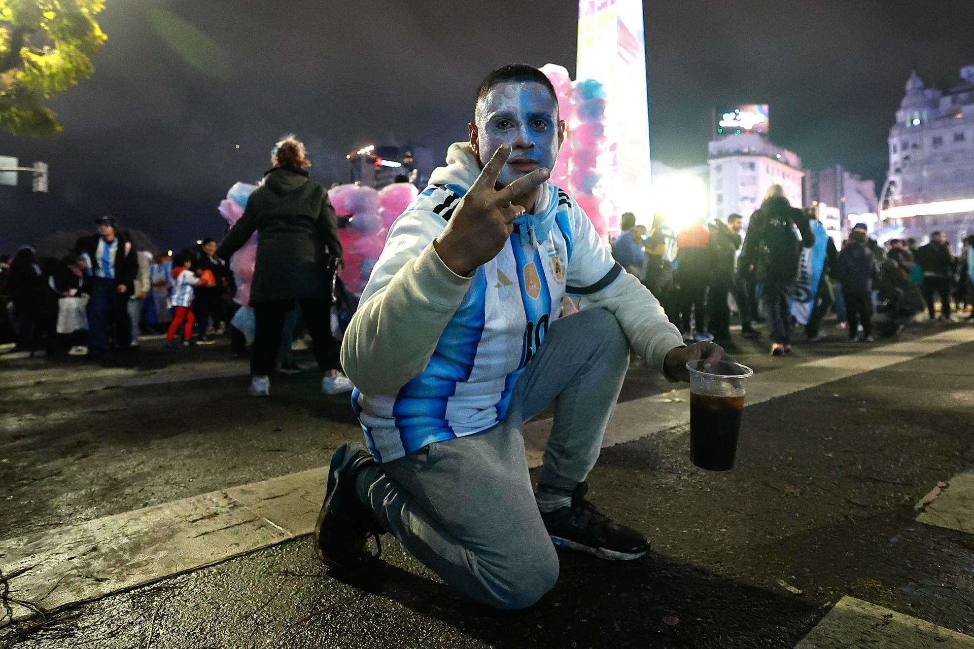 Un aficionado argentino reacciona tras la derrota de su selección ante España en la final del Mundial de la FIFA 2026 en Buenos Aires (Argentina). EFE/ Juan Ignacio Roncoroni