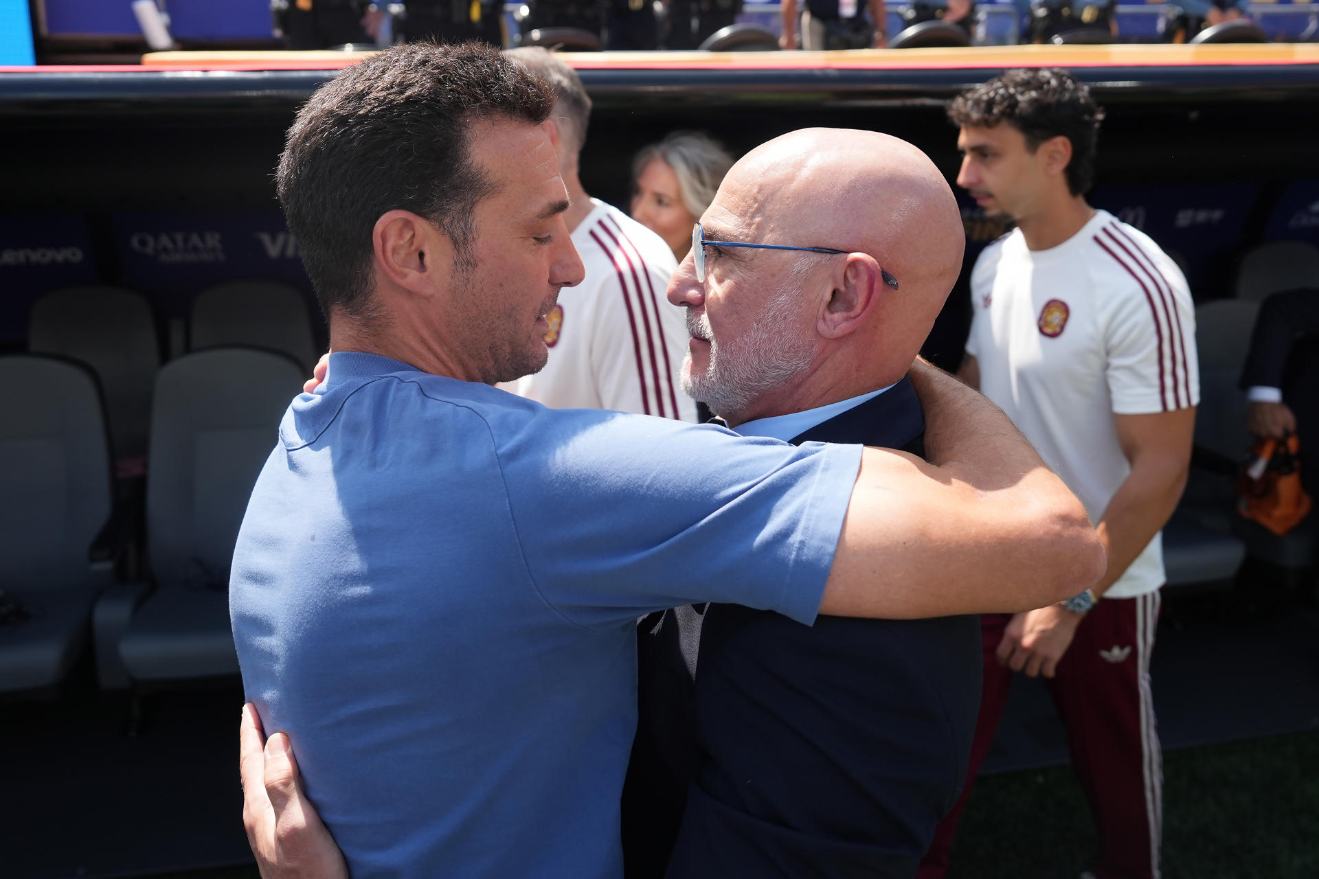Los entrenadores de España, Luis de la Fuente (d), y de Argentina, Lionel Scaloni, se abrazan en el partido de la final del Mundial 2026 entre España y Argentina en el estadio MetLife en Nueva Jersey (Estados Unidos). EFE/ Angel Colmenares