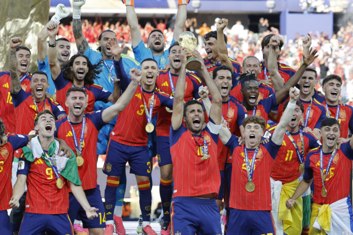 Jugadores de España celebran con el trofeo del Mundial de la FIFA 2026 este domingo, tras vencer a Argentina 1-0 en la final. EFE/ Lavandeira Jr
