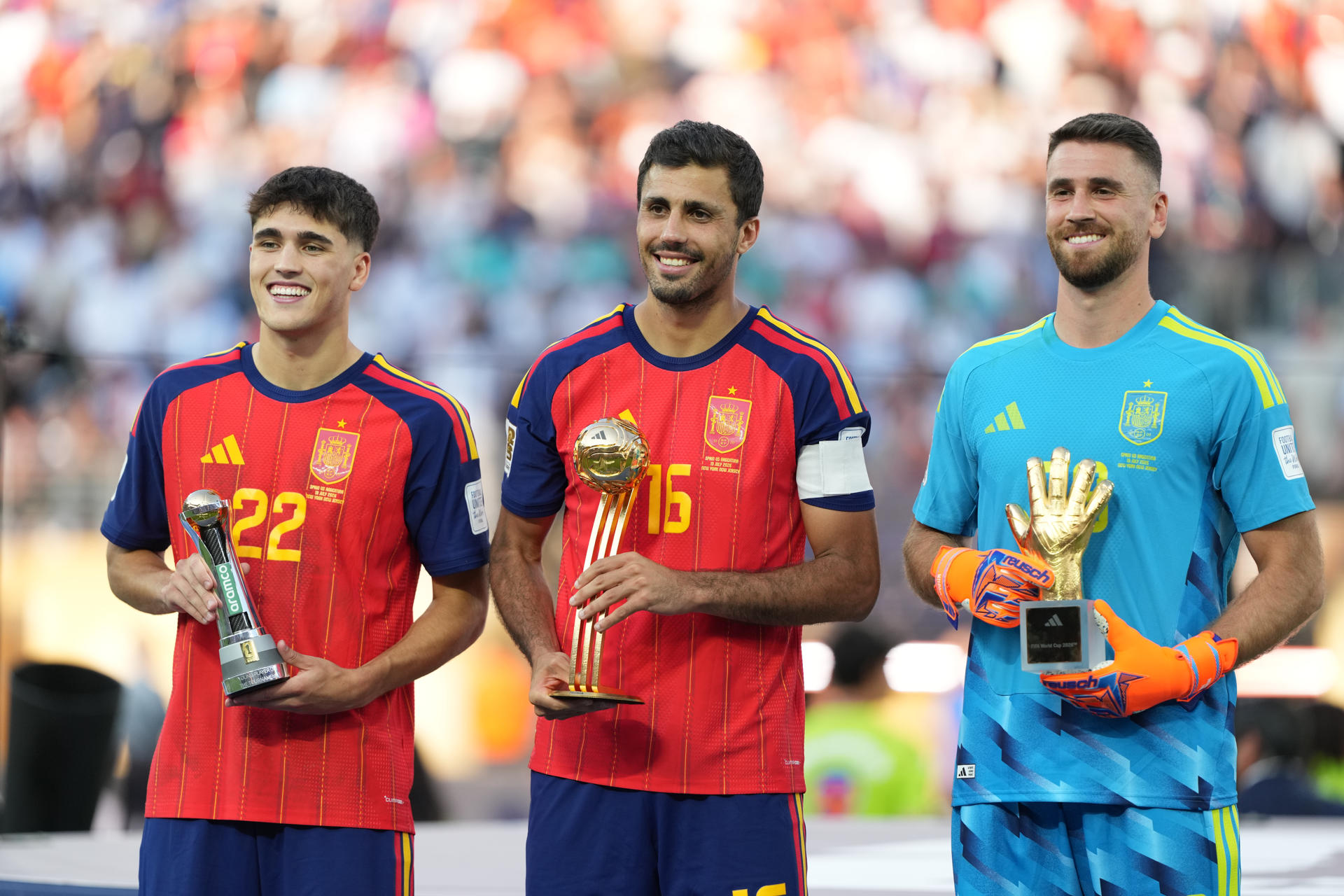 Los jugadores de España Pau Cubarsí (i), mejor jugador joven; Rodri Hernández (c), balón de oro, y Unai Simón, guante de oro, posan con sus trofeos durante la premiación del Mundia 2026. EFE/ Octavio Guzmán