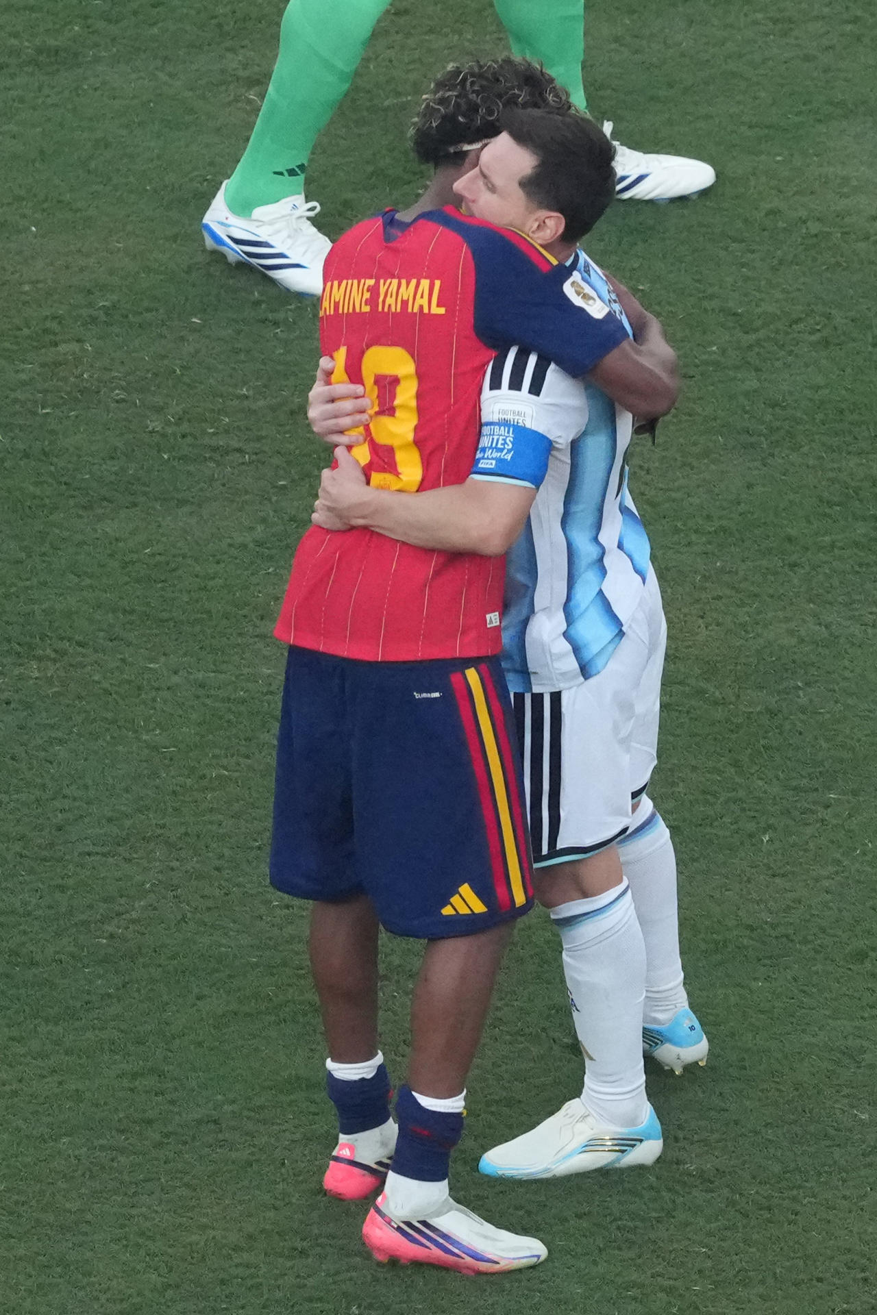Lamine Yamal (i), de España, y Lionel Messi, de Argentina, se abrazan este domingo al terminar el Mundial 2026 este domingo en el estadio MetLife, en Nueva Jersey (Estados Unidos). EFE/ Omar Alonso