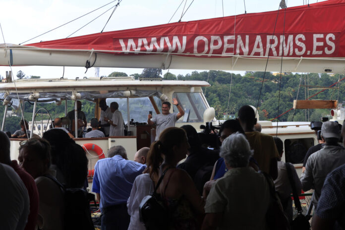Fotografía que muestra el buque Astral, de la organización humanitaria Open Arms, llegando al puerto de La Habana, como parte de la iniciativa 'Rumbo a Cuba', con equipos fotovoltaicos e insumos médicos destinados a un hospital pediátrico, para apoyar a la isla frente al bloqueo petrolero de Estados Unidos, este domingo, en La Habana (Cuba). EFE/ Ernesto Mastrascusa
