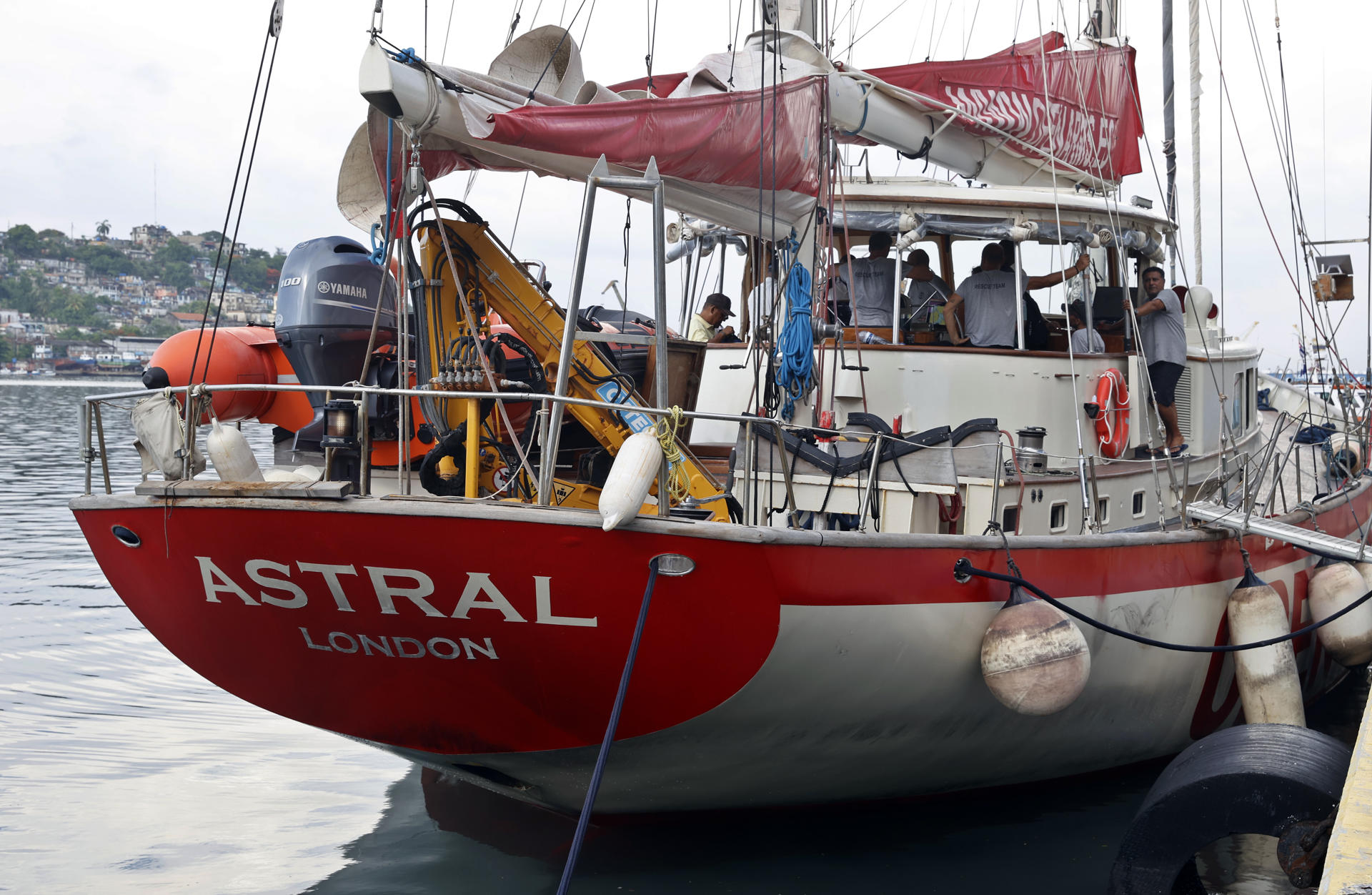 Fotografía que muestra el buque Astral, de la organización humanitaria Open Arms, llegando al puerto de La Habana, como parte de la iniciativa 'Rumbo a Cuba', con equipos fotovoltaicos e insumos médicos destinados a un hospital pediátrico, para apoyar a la isla frente al bloqueo petrolero de Estados Unidos, este domingo, en La Habana (Cuba). EFE/ Ernesto Mastrascusa