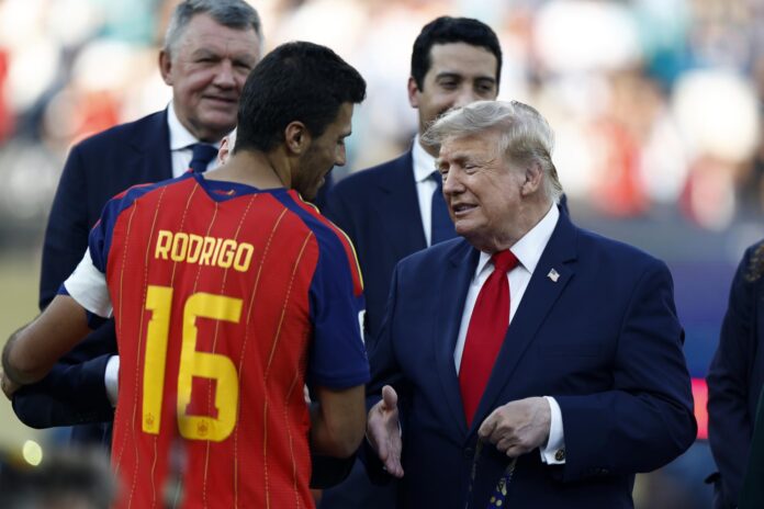 Rodri, de España (i), estrecha la mano del presidente estadounidense, Donald J. Trump, durante la ceremonia de entrega de premios en la Copa Mundial de la FIFA 2026 en Nueva Jersey, EE.UU., el 19 de julio de 2026. EFE/WILL OLIVER
